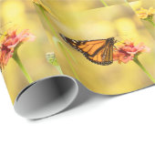 Monarch Butterfly über Zinnia Geschenkpapier (Rolleneckpunkt)