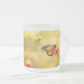 Monarch Butterfly über Zinnia Mattglastasse (VorderseiteRechts)