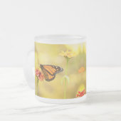 Monarch Butterfly über Zinnia Mattglastasse (Vorderseite Links)