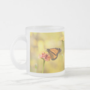 Monarch Butterfly über Zinnia Mattglastasse