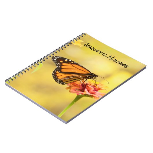 Monarch Butterfly über Zinnia Notizblock (Linke Seite)