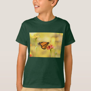 Monarch Butterfly über Zinnia T-Shirt