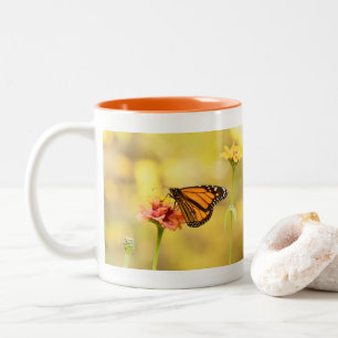 Monarch Butterfly über Zinnia Zweifarbige Tasse