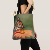 Monarch-Schmetterling auf einer orange Blume Tasche (Von Nahem)