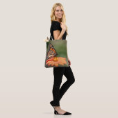 Monarch-Schmetterling auf einer orange Blume Tasche (Am Model)