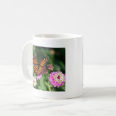 Monarch-Schmetterling auf Lantana-Blume Kaffeetasse (Vorderseite Links)