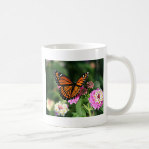 Monarch-Schmetterling auf Lantana-Blume Kaffeetasse