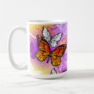 Monarch-Schmetterlinge auf violettem Hintergrund Kaffeetasse
