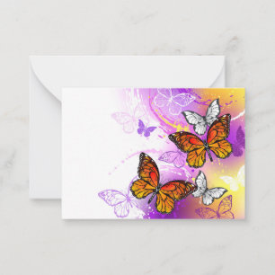Monarch-Schmetterlinge auf violettem Hintergrund Mitteilungskarte