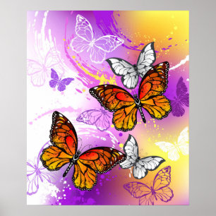 Monarch-Schmetterlinge auf violettem Hintergrund Poster