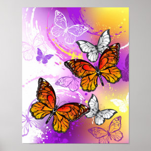 Monarch-Schmetterlinge auf violettem Hintergrund Poster