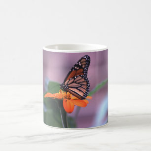 Monarch über die mexikanische Sonnenblume Kaffeetasse