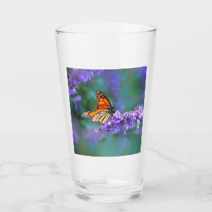 Monarchfalter auf lila Fliederblüte Glas