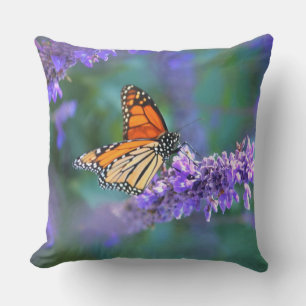 Monarchfalter auf lila Fliederblüte Kissen