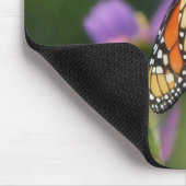 Monarchfalter auf rosa Blumen-Mauspad Mousepad (Ecke)