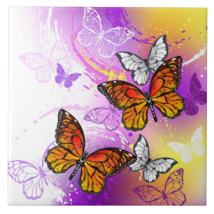 Monarchfalter auf violettem Hintergrund Fliese