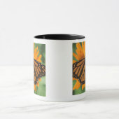 Monarchfalter (Danaus plexippus) auf Topf Tasse (Zentrum)