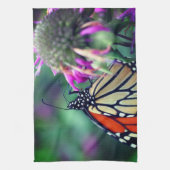 Monarchschmetterling auf der Blume Nah   Geschirrtuch (Vertikal)