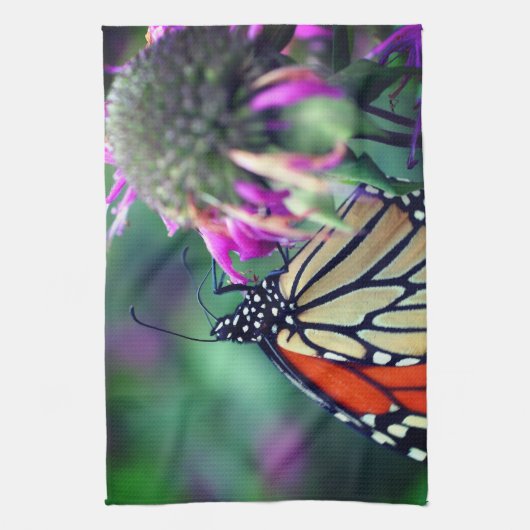 Monarchschmetterling auf der Blume Nah   Geschirrtuch (Vertikal)