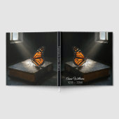 Monarchschmetterling auf einer Heiligen Bibel Gästebuch (Voll)
