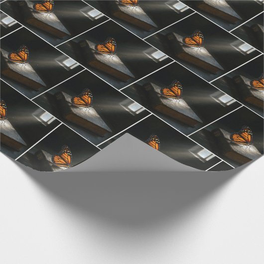 Monarchschmetterling auf einer Heiligen Bibel Geschenkpapier (Ecke)