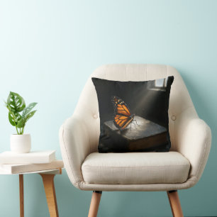 Monarchschmetterling auf einer Heiligen Bibel Kissen