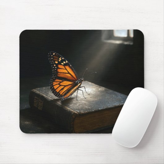 Monarchschmetterling auf einer Heiligen Bibel Mousepad (Mit Mouse)