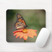 Monarchschmetterling auf einer orangen Blume Mousepad (Mit Mouse)