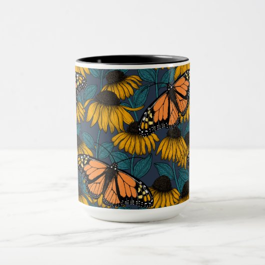 Monarchschmetterling auf gelben Konfektoren Tasse (Zentrum)