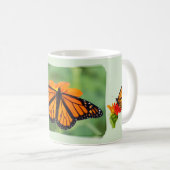 Monarchschmetterling auf grünem Hintergrund. Kaffeetasse (VorderseiteRechts)