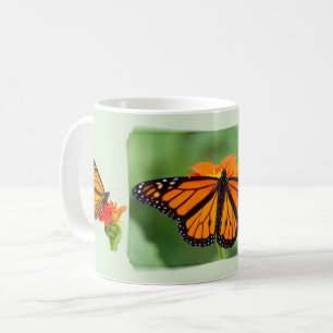 Monarchschmetterling auf grünem Hintergrund. Kaffeetasse