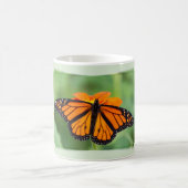 Monarchschmetterling auf grünem Hintergrund. Kaffeetasse (Mittel)