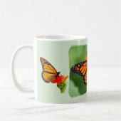 Monarchschmetterling auf grünem Hintergrund. Kaffeetasse (Links)