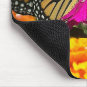 Monarchschmetterling auf rosa Marigold-Mousepad Mousepad (Ecke)