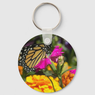 Monarchschmetterling auf rosa Marigold-Schlüsselan Schlüsselanhänger