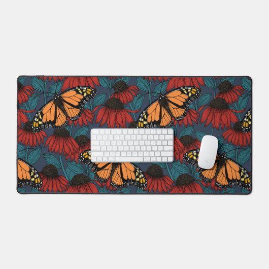 Monarchschmetterling auf roten Konfektoren Schreibtischunterlage (Tastatur & Maus)