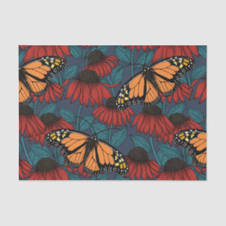 Monarchschmetterling auf roten Konfektoren Seidenpapier