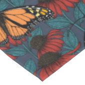 Monarchschmetterling auf roten Konfektoren Tischdecke (Schrägansicht)