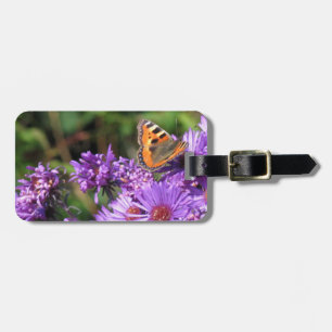 Monarchschmetterling und lila Blumen Gepäckanhänger