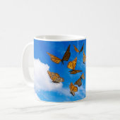 Monarchschmetterlinge am Himmel Kaffeetasse (Vorderseite Links)