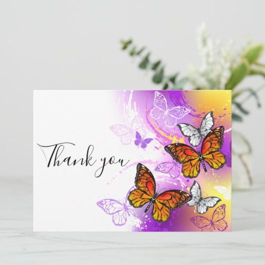 Monarchschmetterlinge auf Lila Hintergrund Dankeskarte (Stehend Vorderseite)