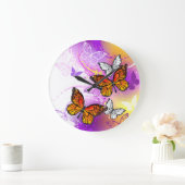 Monarchschmetterlinge auf Lila Hintergrund Große Wanduhr (Zuhause)