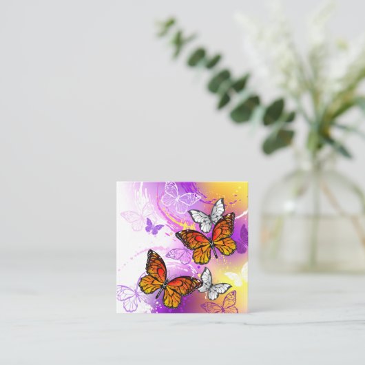 Monarchschmetterlinge auf Lila Hintergrund Quadratische Visitenkarte (Stehend Vorderseite)