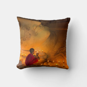 Mönch betend neben einem Buddha Kissen