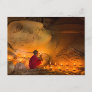 Mönch betend neben einem Buddha Postkarte