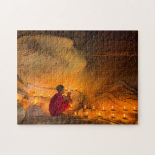 Mönch betend neben einem Buddha Puzzle