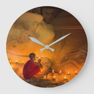 Mönch-Gebet durch einen Buddha Große Wanduhr