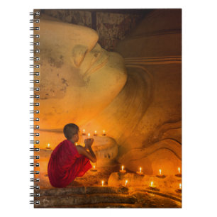 Mönch-Gebet durch einen Buddha Notizblock