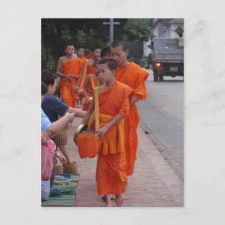 Mönche sammeln Almen in Luang Prabang, Laos- 2 Postkarte