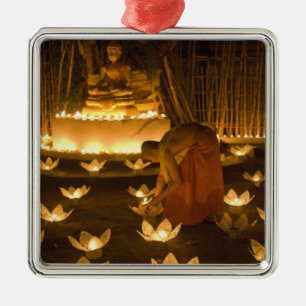 Mönche zünden Khom Loy-Kerzen und Laternen für Silbernes Ornament